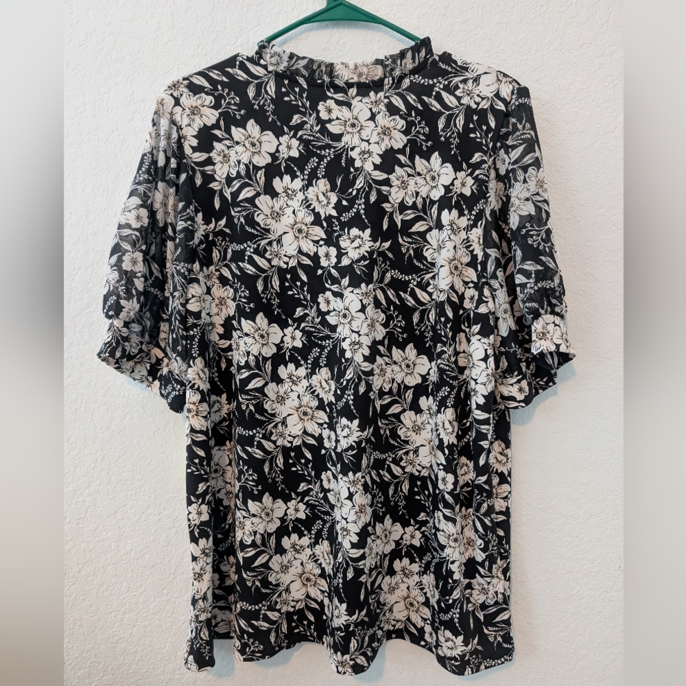 PerSeption Women Black With White Flowers Short Sleeve Blouse 1X - Picture 4 of 6